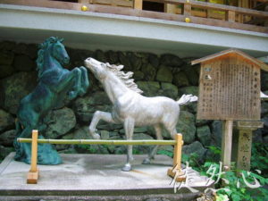 京都・貴船神社（白馬＆黒馬）